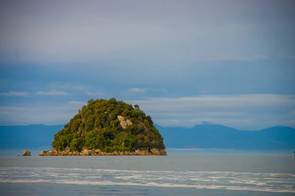 Petite île en Nouvelle-Zélande. Parc national Abel Tasman, situé dans l'île du Sud en Nouvelle-Zélande — Photo