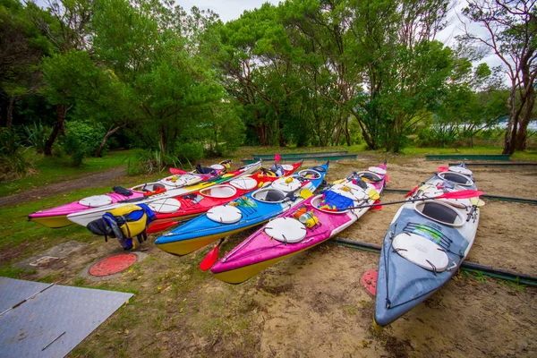 Yeni Zelanda'da South Island, South Island, Yeni Zelanda - 22 Mayıs 2017: Abel Tasman Ulusal Park'ta kanosu, yer