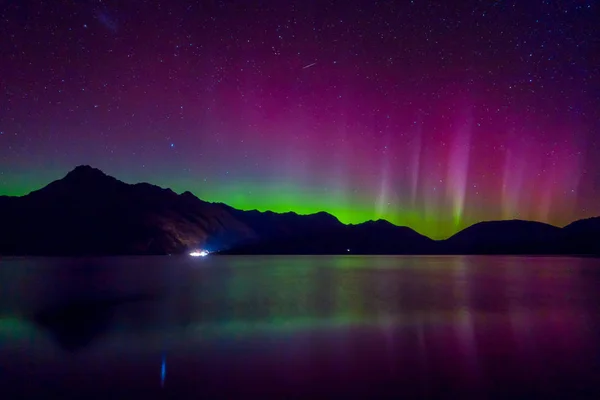 Beautiful Aurora Australis and milky way over Lake Wakatipu, Kinloch, New Zealand South Island — Stock Photo, Image