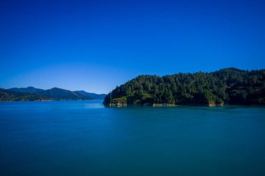 Dağın Kuzey Adası feribot south Island, Yeni Zelanda tarafından trafik kavaşağında güneşli bir günde muhteşem mavi gökyüzü ile güzel manzara