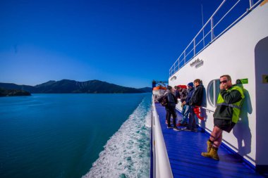 South Island, Yeni Zelanda - 25 Mayıs 2017: South Island dan güzel manzarayı Kuzey Adası feribot Yeni Zelanda tanımlanamayan yolcuları