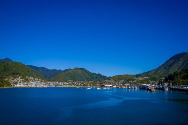 Kuzey ve Güney Adası Picton yelken Yeni Zelanda'da arasındaki feribot dan horizont şehirde muhteşem sahil bölgesi South Island, Yeni Zelanda - 25 Mayıs 2017:
