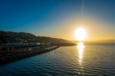 Yeni Zelanda'da bir gün batımı içinde iki inslands arasında feribot dan horizont şehirde muhteşem sahil bölgesi South Island, Yeni Zelanda - 25 Mayıs 2017:
