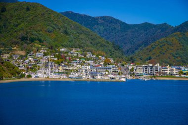 Kuzey ve Güney Adası Picton yelken Yeni Zelanda'da arasındaki feribot dan horizont şehirde muhteşem sahil bölgesi South Island, Yeni Zelanda - 25 Mayıs 2017: