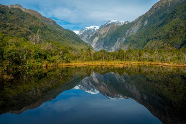 Küçük gölet gölet dağ buzul Franz Josef Glacier Yeni Zelanda yansıması ile peters