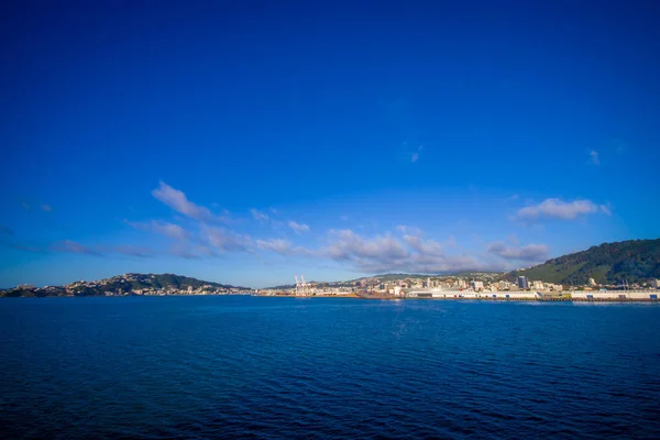 Bela vista da cidade na horizontal de ferry entre norte e sul da ilha na Nova Zelândia, navegando em Picton — Fotografia de Stock