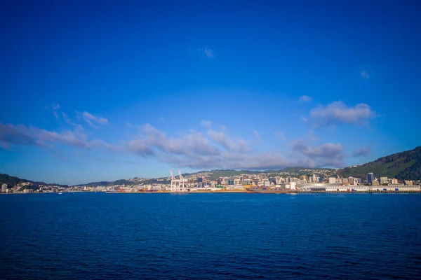 Schöne Aussicht auf die Stadt am Horizont von der Fähre zwischen Nord- und Südinsel in Neuseeland, Segeln ins Pikton — Stockfoto