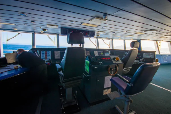 Zuid eiland, Nieuw-Zeeland - 25 mei 2017: Ferry boot pilot opdracht cabine met uitzicht op de zee — Stockfoto