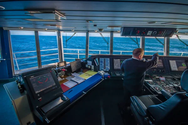 Zuid eiland, Nieuw-Zeeland - 25 mei 2017: Ferry boot pilot opdracht cabine met de kapitein, opereren de machines met een prachtig uitzicht op de zee, in Nieuw-Zeeland — Stockfoto