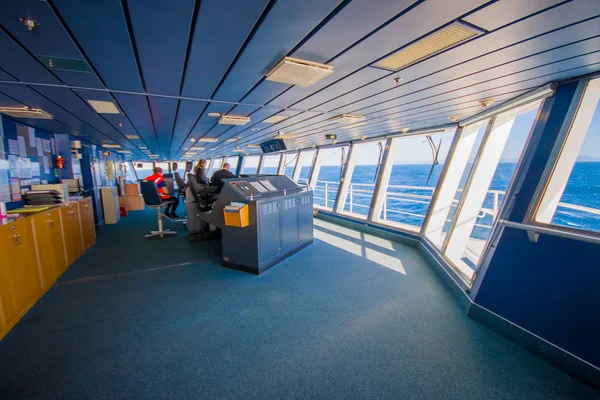 Zuid eiland, Nieuw-Zeeland - 25 mei 2017: Ferry boot pilot opdracht cabine met de kapitein, opereren de machines met een twee assistenten, in Nieuw-Zeeland — Stockfoto