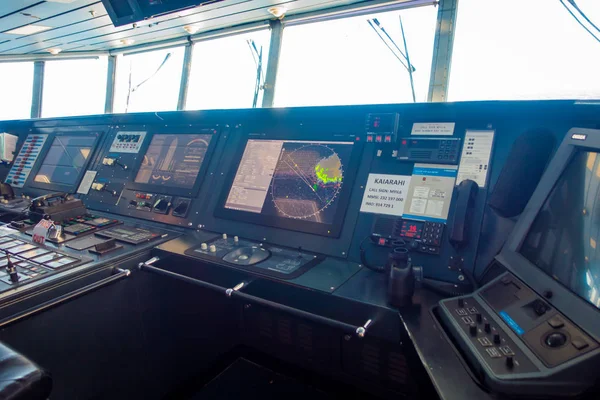 ISLA DEL SUR, NUEVA ZELANDA 25 DE MAYO DE 2017: Interesante cabina de mando del piloto del ferry, en Nueva Zelanda — Foto de Stock
