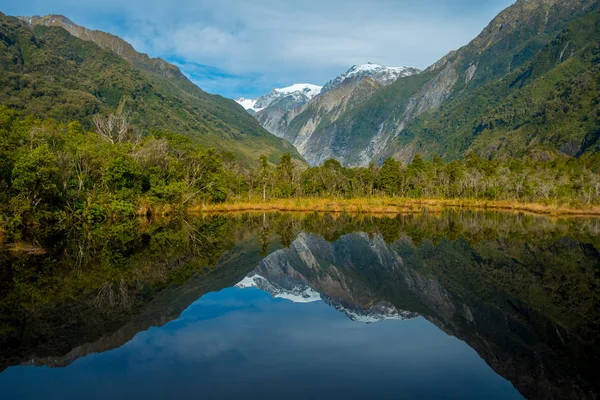 小池塘彼得斯池塘用反射山冰川在新西兰的弗朗茨 · 约瑟夫冰川 — 图库照片