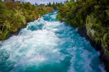 Taupo North Island Yeni Zelanda Waikato Nehri üzerinde güçlü Huka Falls yakınındaki