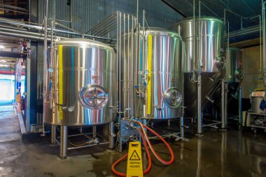 Bira fermantasyon ve olgunlaşma, monteiths bira fabrikası, south Island Yeni Zelanda için Modern bira fabrikası, çelik tanklar South Island, Yeni Zelanda - 25 Mayıs 2017: