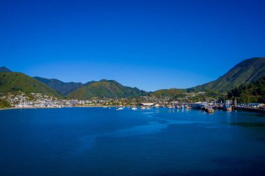 Kuzey ve Güney Adası Picton yelken Yeni Zelanda'da arasındaki feribot dan horizont şehirde muhteşem sahil bölgesi South Island, Yeni Zelanda - 25 Mayıs 2017:
