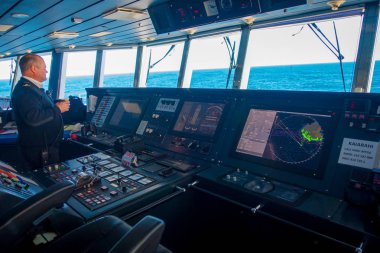 South Island, Yeni Zelanda - 25 Mayıs 2017: bir feribot tekne pilot komut kabin makineleri Yeni Zelanda denizde güzel bir manzara ile çalışan Kaptan ile yakından