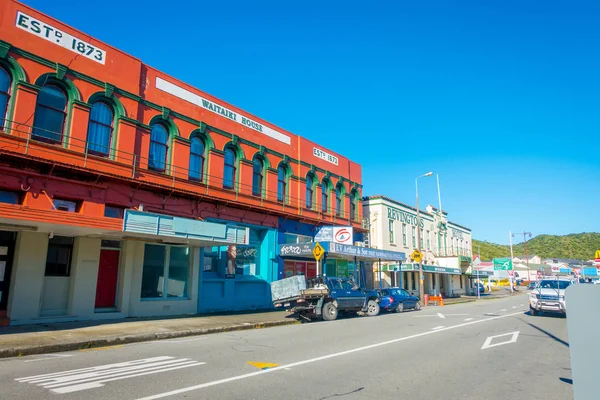 Einige Autos, die auf der Straße in der Hauptstraße Süd geparkt sind, graumeliert, Neuseeland — Stockfoto