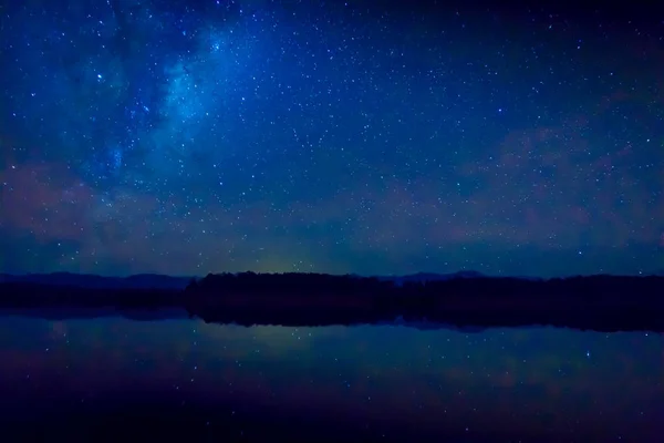 Lago Mahinapua juat em um momento bastante durante o anoitecer. O lago fica perto de Hokitika, na Ilha Sul da Nova Zelândia — Fotografia de Stock