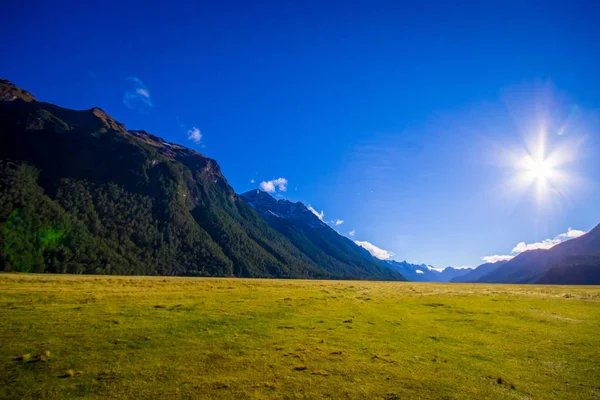 Hermoso paisaje de glaciar de alta montaña en milford sonido con un sol en el cielo, en la isla sur de Nueva Zelanda —  Fotos de Stock