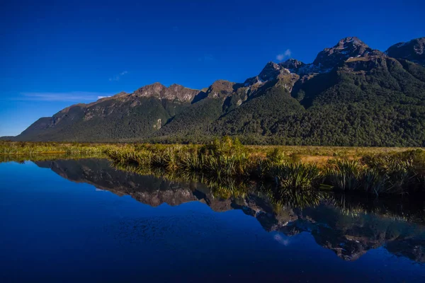 Spiegel meren langs de weg naar milford sound, Nieuw-Zeeland — Stockfoto