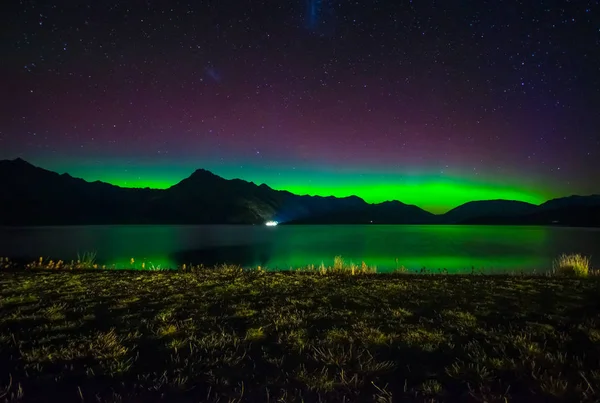 Aurora Australis и молочный путь через озеро Вакатипу, Кингстон, Южный остров Новой Зеландии — стоковое фото