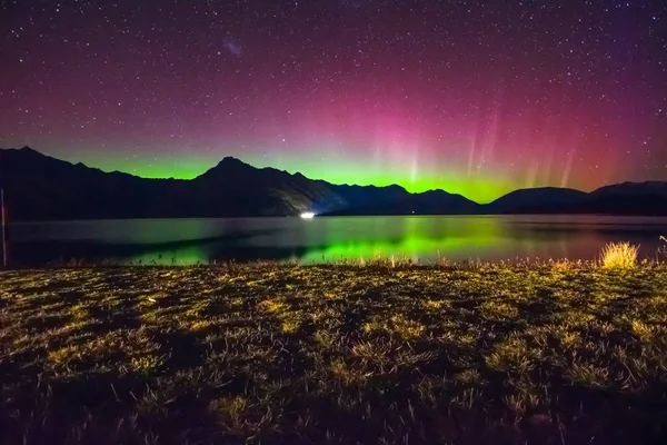 Beautiful Aurora Australis and milky way over Lake Wakatipu, Kinloch, New Zealand South Island — Stock Photo, Image