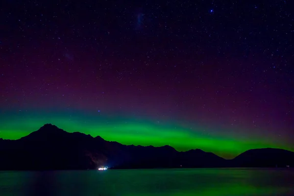 Beautiful Aurora Australis and milky way over Lake Wakatipu, Kinloch, New Zealand South Island — Stock Photo, Image