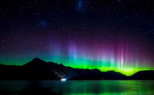 Beautiful Aurora Australis and milky way over Lake Wakatipu, Kinloch, New Zealand South Island — Stock Photo, Image