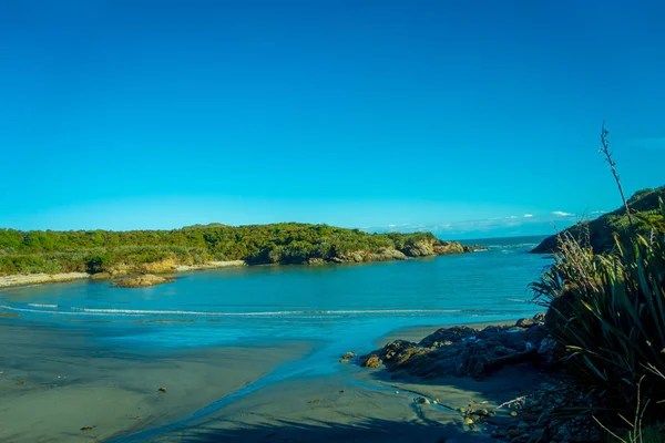 Playa de arena en Cape Foulwind en la costa oeste de Nueva Zelanda — Foto de Stock