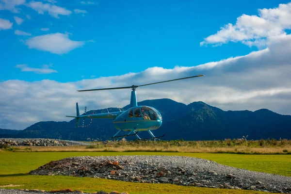 ISLA DEL SUR, NUEVA ZELANDA - 25 DE MAYO DE 2017: Un helicóptero despegando listo para llevar a los turistas a un glaciar en la Isla Sur de Nueva Zelanda — Foto de Stock