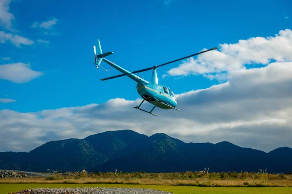 Sydön, Nya Zeeland - 25 maj 2017: en helikopter lyfta bort redo att ta turister till en glaciär på Sydön i Nya Zeeland — Stockfoto