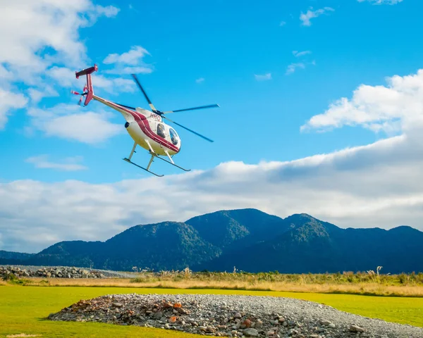 Zuid eiland, Nieuw-Zeeland - 25 mei 2017: een helikopter opstijgen klaar om toeristen naar een gletsjer op het Zuidereiland van Nieuw-Zeeland — Stockfoto