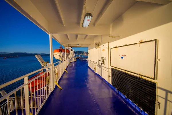 Zuid eiland, Nieuw-Zeeland - 25 mei 2017: prachtig uitzicht op de veerboten die leveren van dagelijkse verbinding tussen Noord en Zuid-eilanden met een mooie blauwe hemel gelegen in Nieuw-Zeeland — Stockfoto