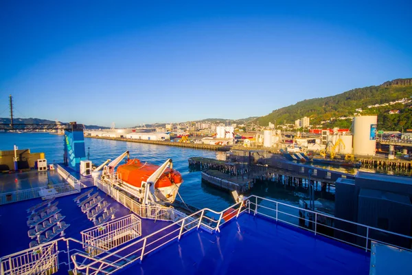 Ilha do Sul, NOVA ZELÂNDIA - 25 de maio de 2017: Ferry no porto que fornece conexão diária entre ilhas do Norte e do Sul com um belo céu azul localizado na Nova Zelândia — Fotografia de Stock