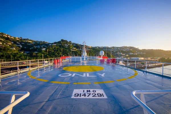 Zuid eiland, Nieuw-Zeeland - 25 mei 2017: Heliport landing gebied voor helikopters in de veerboot, tussen Noord- en Zuid-eilanden met een mooie blauwe hemel gelegen in Nieuw-Zeeland — Stockfoto