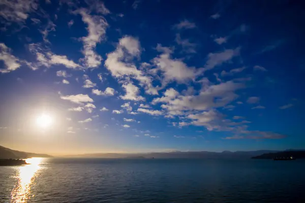 South Island, Yeni Zelanda - 25 Mayıs 2017: güzel günbatımı yenilikler bulunan güzel bir mavi gökyüzü ile Kuzey ve Güney Adaları arasında günlük bağlantı sunmak feribot bir bakıyorum horizont — Stok fotoğraf