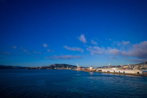 SOUTH ISLAND, NEW ZEALAND- MAY 25, 2017: Beautiful view of the city from ferry between north and south island in New Zealand, sailing into Picton — Stock Photo, Image