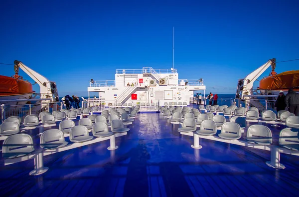 ÎLE DU SUD, NOUVELLE-ZÉLANDE 25 MAI 2017 : Zone commune où les gens s'assoient pendant les voyages en ferry qui assurent une connexion quotidienne entre les îles du Nord et du Sud avec un beau ciel bleu situé à New — Photo