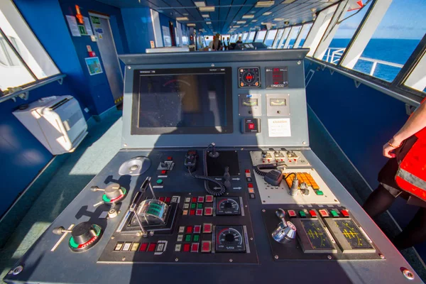 Zuid eiland, Nieuw-Zeeland - 25 mei 2017: Ferry boot pilot opdracht cabine met uitzicht op de zee, in Nieuw-Zeeland — Stockfoto
