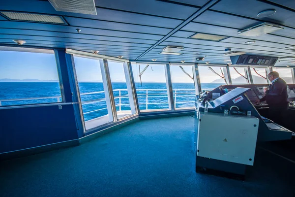 Zuid eiland, Nieuw-Zeeland - 25 mei 2017: Ferry boot pilot opdracht cabine met de kapitein, opereren de machines met een prachtig uitzicht op de zee, in Nieuw-Zeeland — Stockfoto