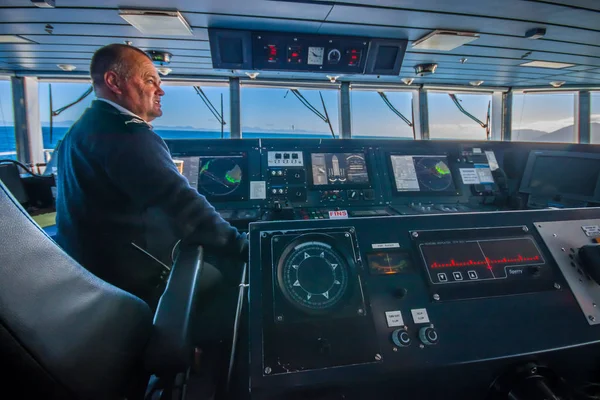 Zuid eiland, Nieuw-Zeeland - 25 mei 2017: Close up van een ferry boot pilot opdracht cabine met de kapitein, opereren de machines met een prachtig uitzicht op de zee, in Nieuw-Zeeland — Stockfoto