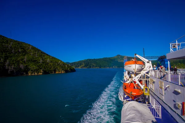 ISOLA DEL SUD, NUOVA ZELANDA 25 MAGGIO 2017: Persone non identificate che godono della splendida vista da South Island a North Island in traghetto, alcune barche arancioni su un lato del traghetto, in Nuova Zelanda — Foto Stock