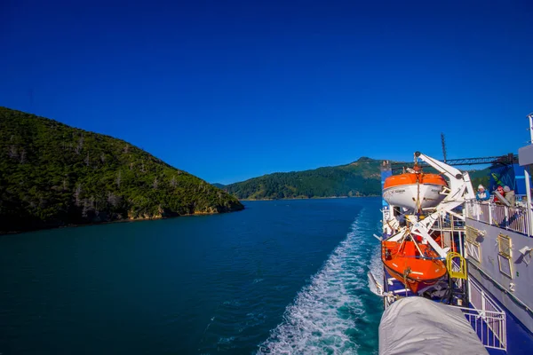 South Island, Yeni Zelanda - 25 Mayıs 2017: güzel Güney Adası üzerinden Kuzey Adası feribot, turuncu bazı tekneler için Yeni Zelanda feribot bir tarafındaki manzarayı tanımlanamayan kişi — Stok fotoğraf