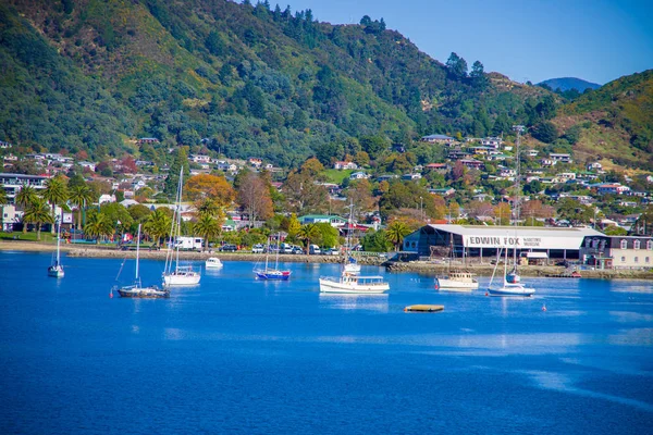 ÎLE DU SUD, NOUVELLE-ZÉLANDE 25 MAI 2017 : Superbe zone côtière de la ville à l'horizontale du ferry entre le nord et le sud de l'île en Nouvelle-Zélande, naviguant vers Picton — Photo