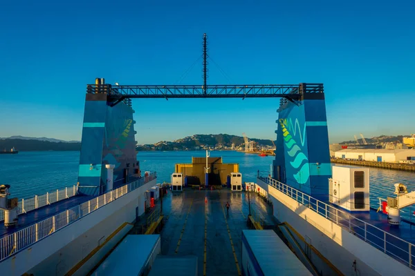 ISOLA DEL SUD, NUOVA ZELANDA - 25 MAGGIO 2017: Traghetti in porto che forniscono collegamenti giornalieri tra le isole del Nord e del Sud con un bellissimo cielo blu situato in Nuova Zelanda — Foto Stock