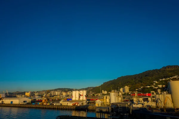 Ilha do Sul, NOVA ZELÂNDIA - 25 de maio de 2017: Lindo litoral da cidade na horizontal de balsa entre duas ilhas da Nova Zelândia — Fotografia de Stock