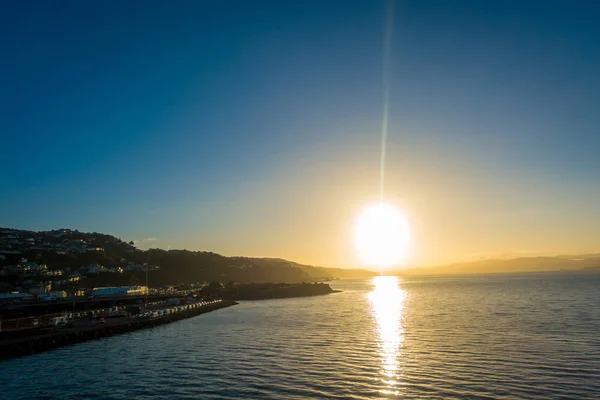 Ilha do Sul, NOVA ZELÂNDIA-MAIO 25, 2017: Lindo litoral da cidade na horizontal de balsa entre duas ilhas, em um pôr do sol na Nova Zelândia — Fotografia de Stock