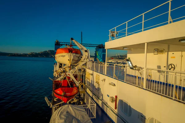 Zuid eiland, Nieuw-Zeeland - 25 mei 2017: mooi uitzicht vanaf Zuidereiland Noordereiland bij ferry, sommige oranje boten aan de ene kant van de veerboot met een zonsondergang licht overheen, in Nieuw-Zeeland — Stockfoto