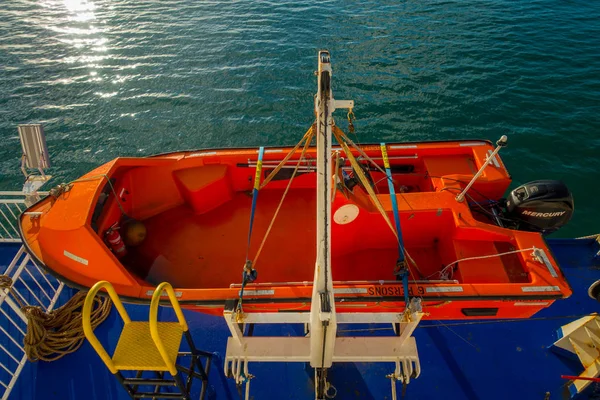 ISOLA DEL SUD, NUOVA ZELANDA - 25 MAGGIO 2017: Una barca arancione su un lato del traghetto solo in caso di incidente, in Nuova Zelanda — Foto Stock