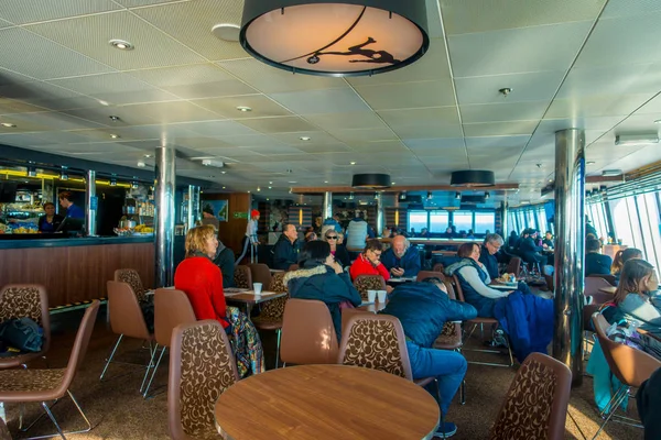 ISOLA DEL SUD, NUOVA ZELANDA 25 MAGGIO 2017: Corona non identificata di persone all'interno del bar caffetteria sul ponte del traghetto in Nuova Zelanda — Foto Stock